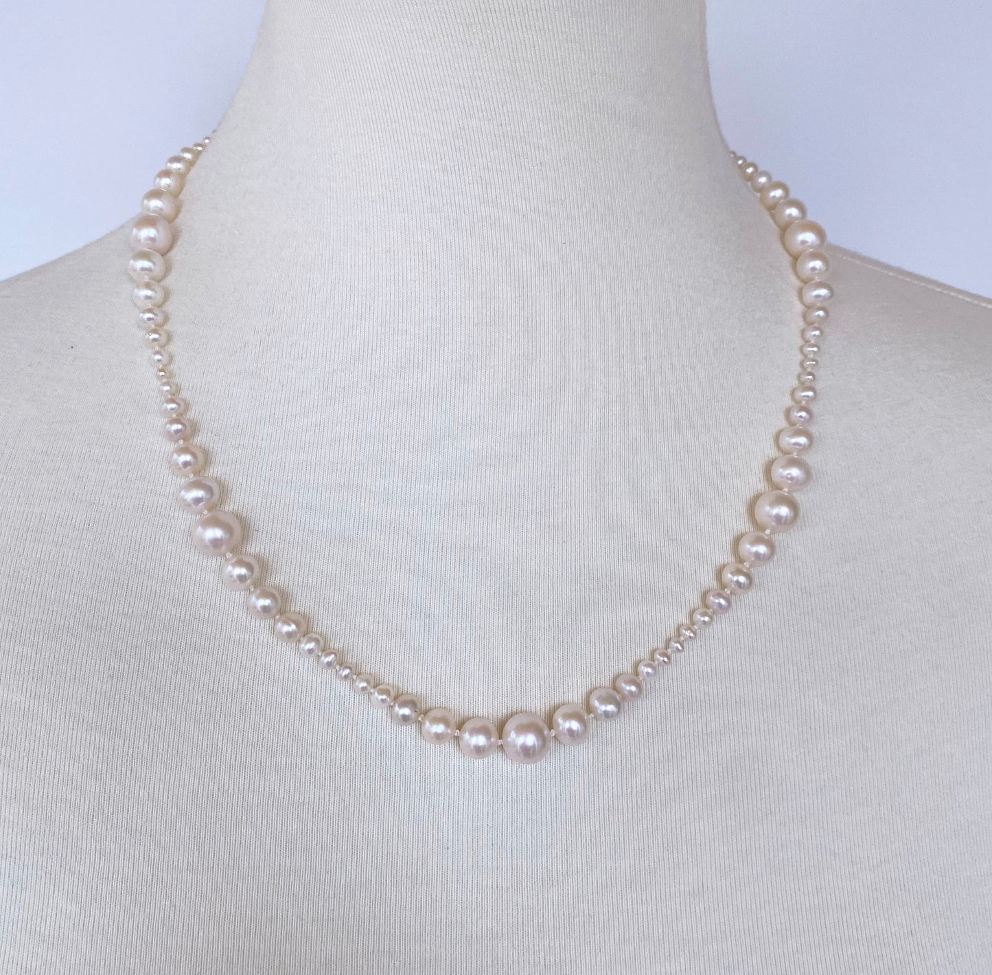 Graduated White Pearl Necklace with Yellow Gold Clasp
