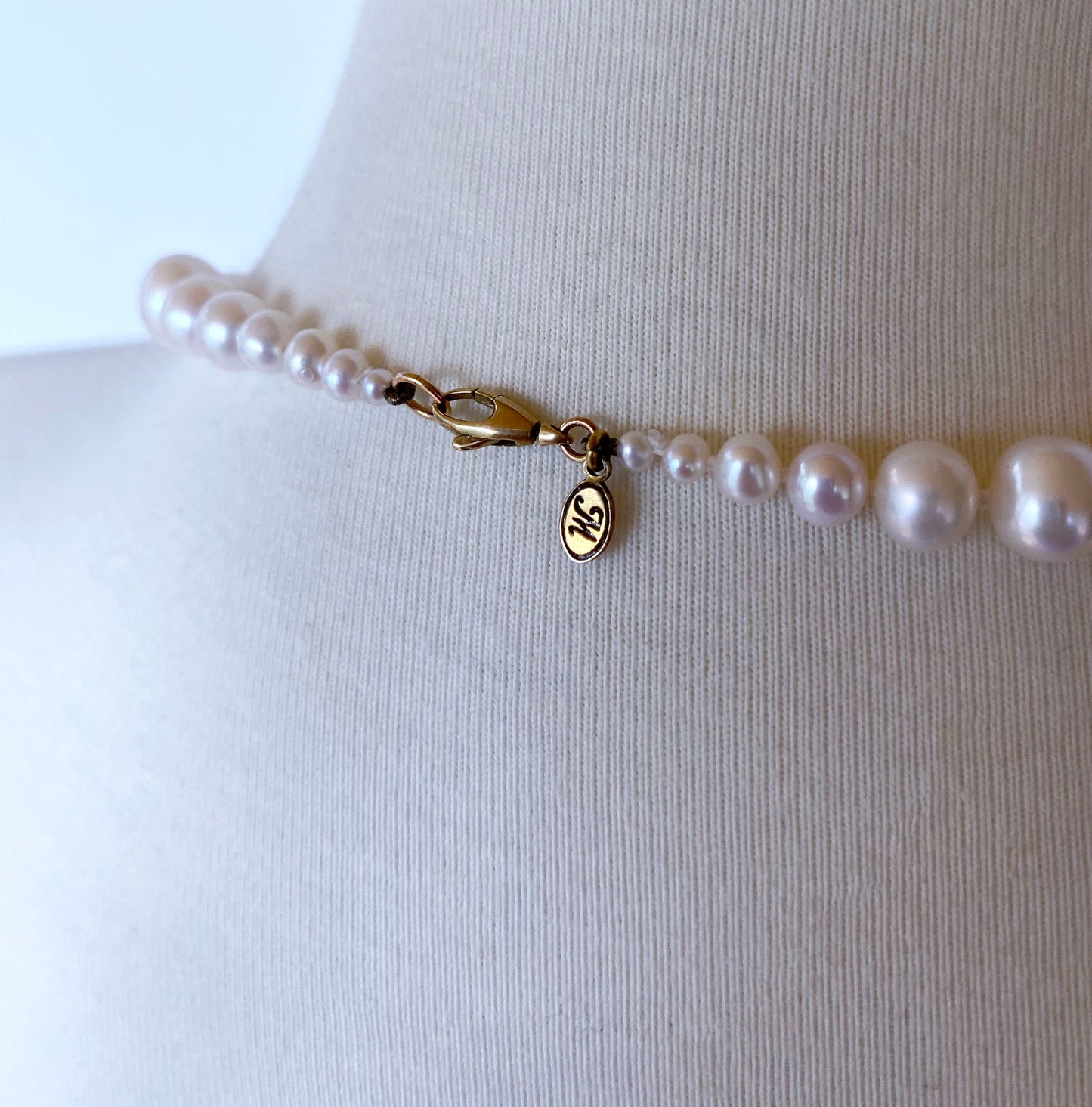 Graduated White Pearl Necklace with Yellow Gold Clasp