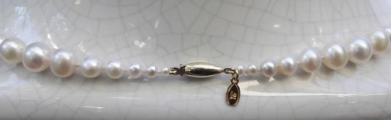 Graduated White Pearl Necklace with Yellow Gold Clasp