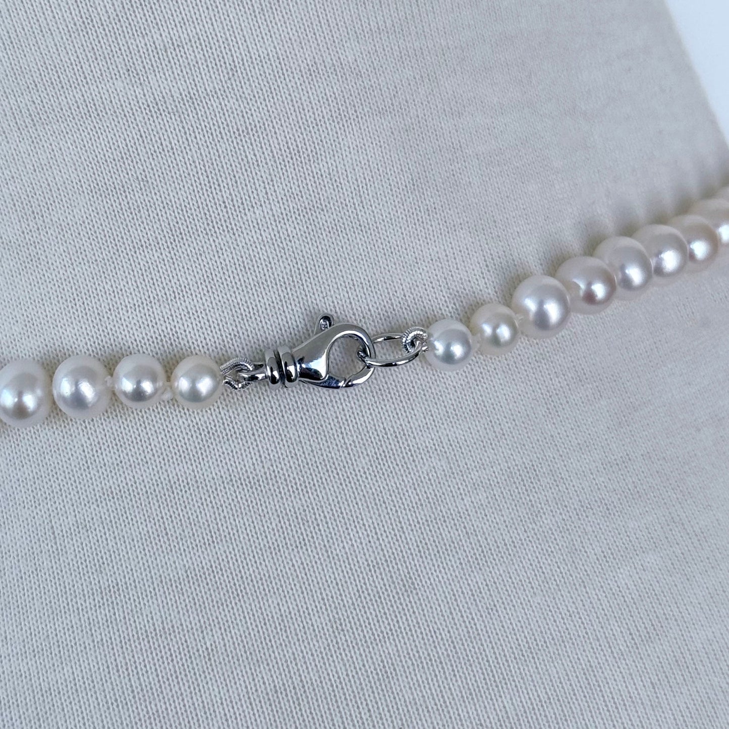 Graduated Pearl Necklace with Rhodium Silver Clasp