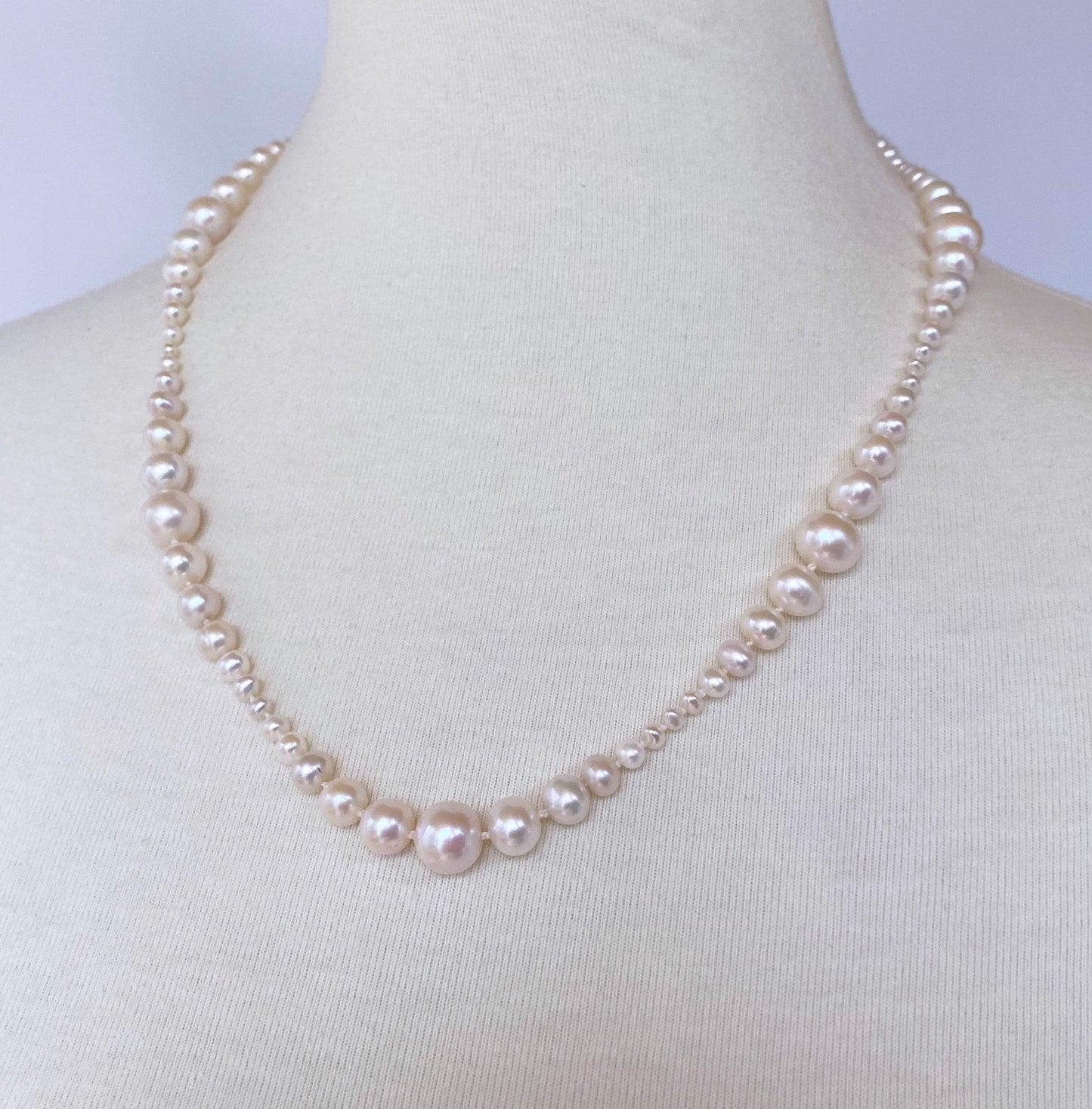 Graduated White Pearl Necklace with Yellow Gold Clasp