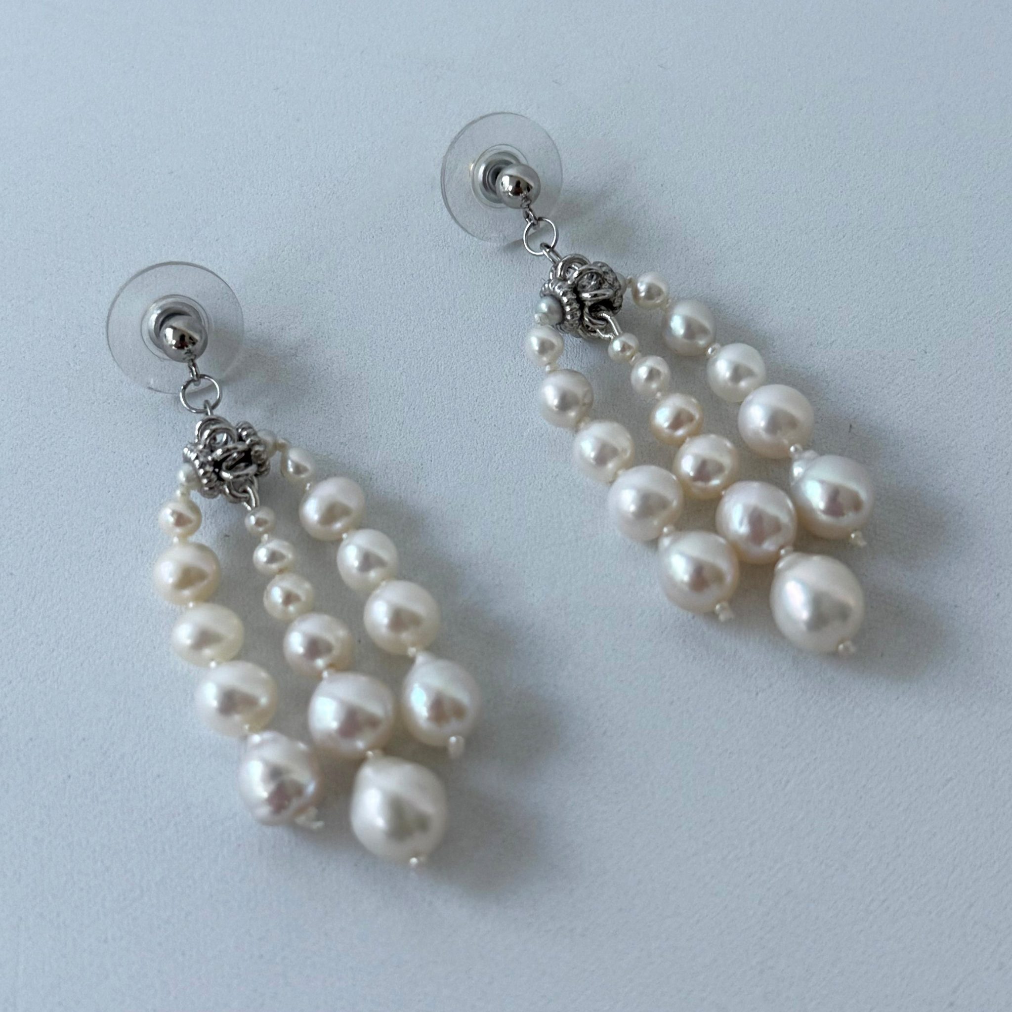 Graduated Pearl Raindrop Dangle Earring