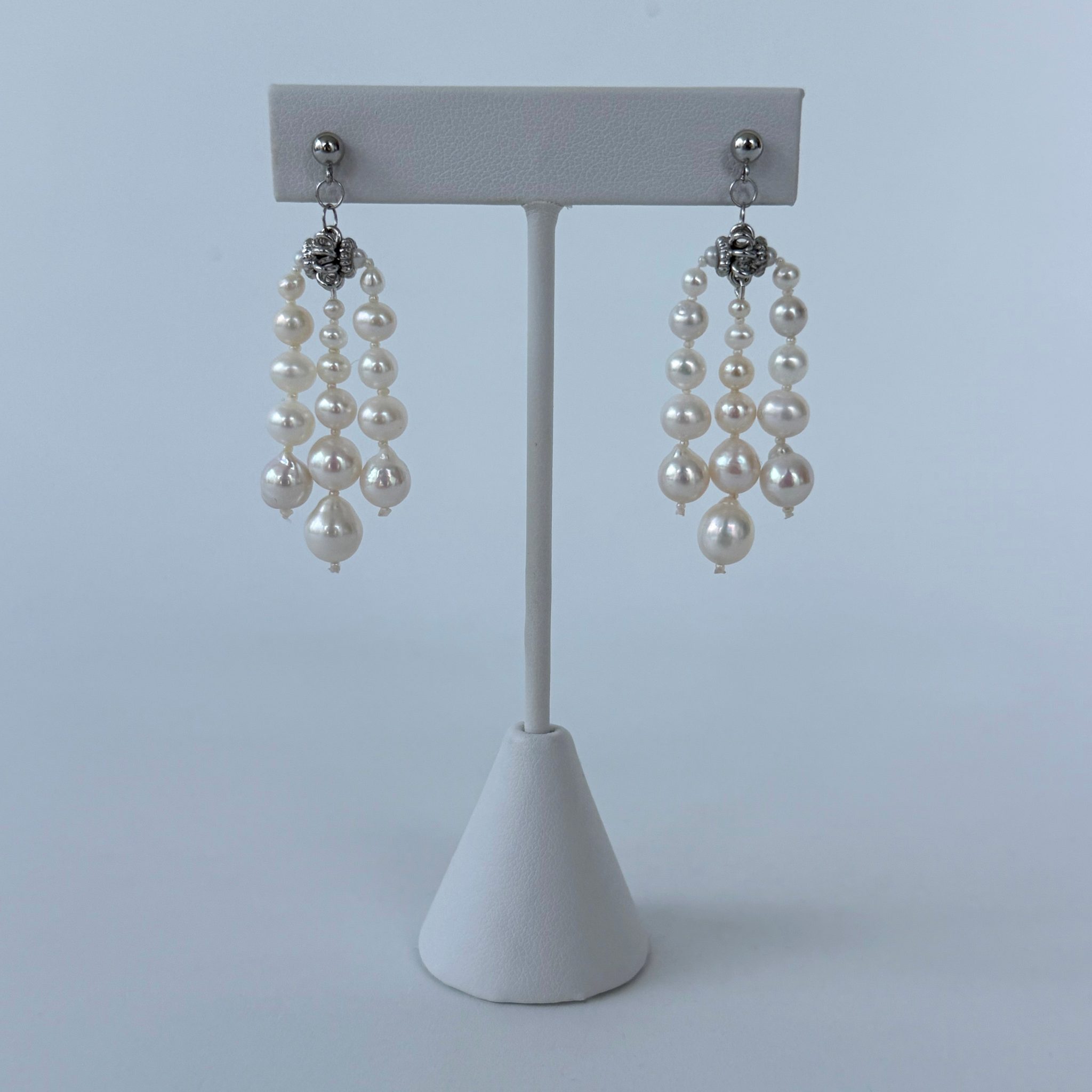 Graduated Pearl Raindrop Dangle Earring - Image 2