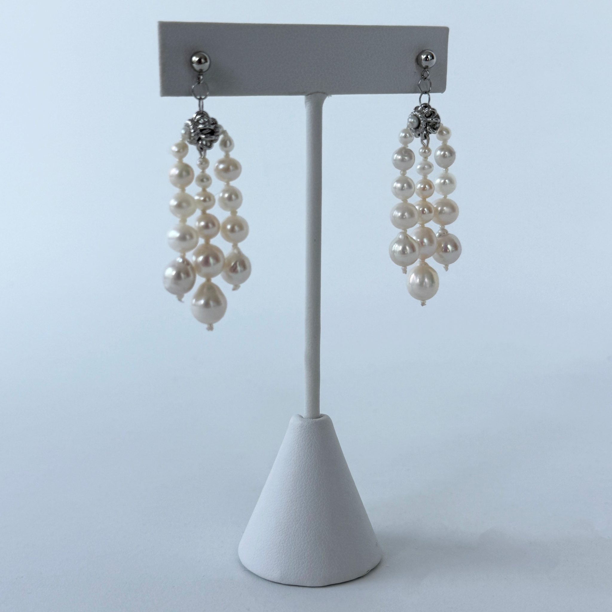Graduated Pearl Raindrop Dangle Earring - Image 5