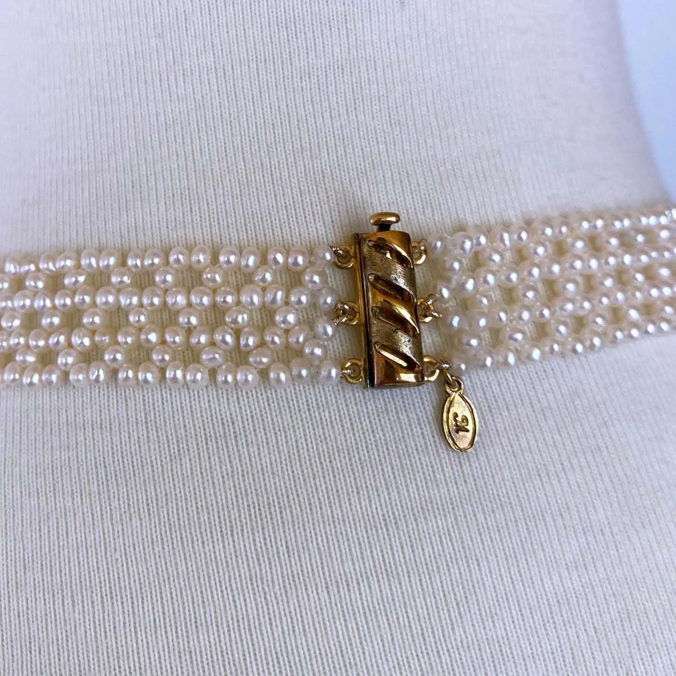 Woven 'V' Shaped Pearl Necklace with Vintage Brooch - Image 4