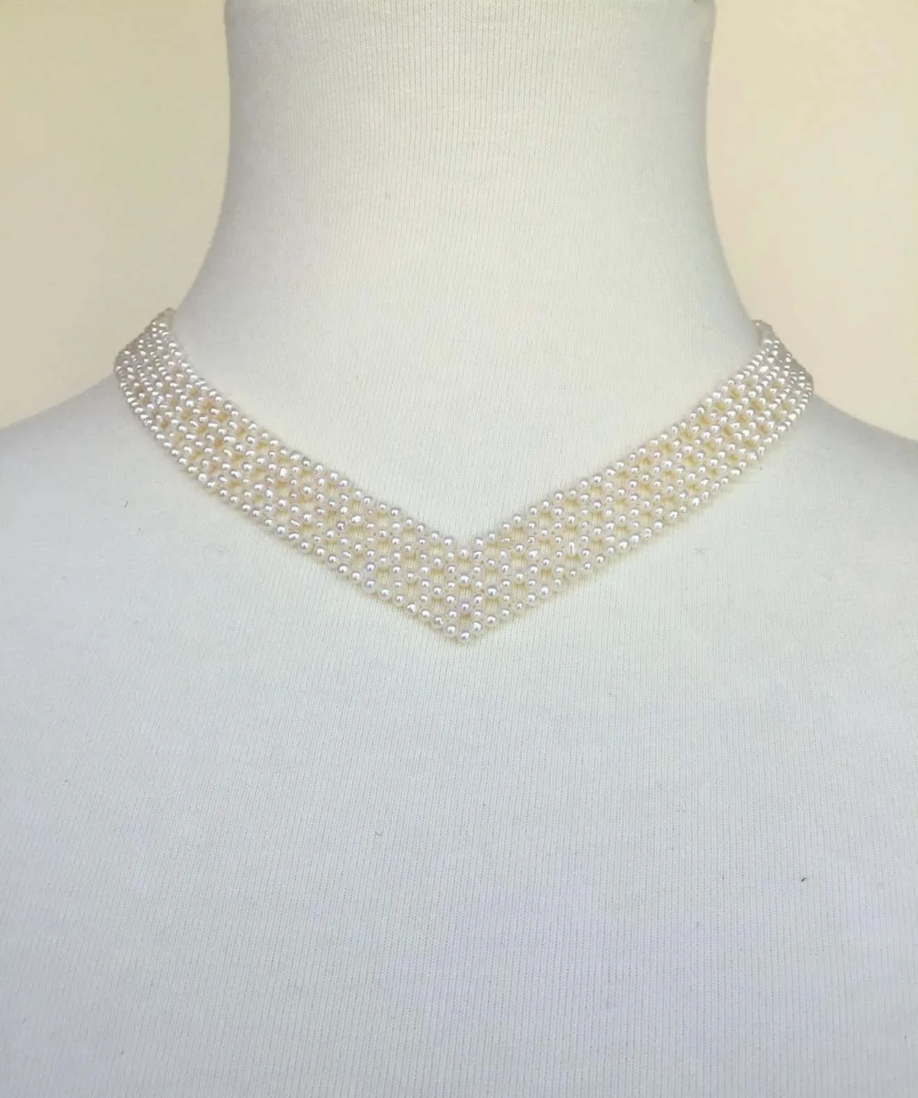 Woven 'V' Shaped Pearl Necklace with Vintage Brooch - Image 6
