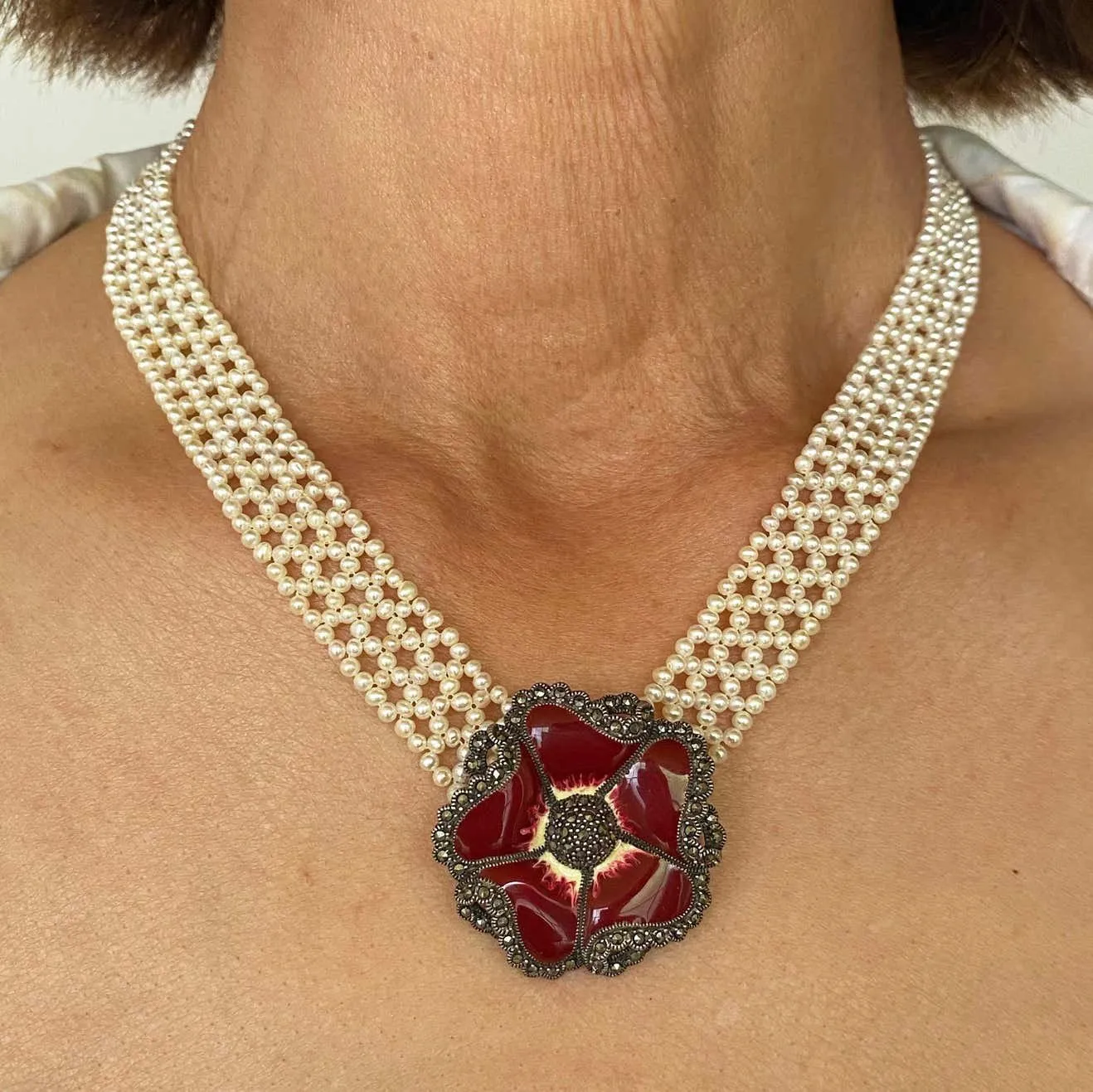 Woven 'V' Shaped Pearl Necklace with Vintage Brooch - Image 7