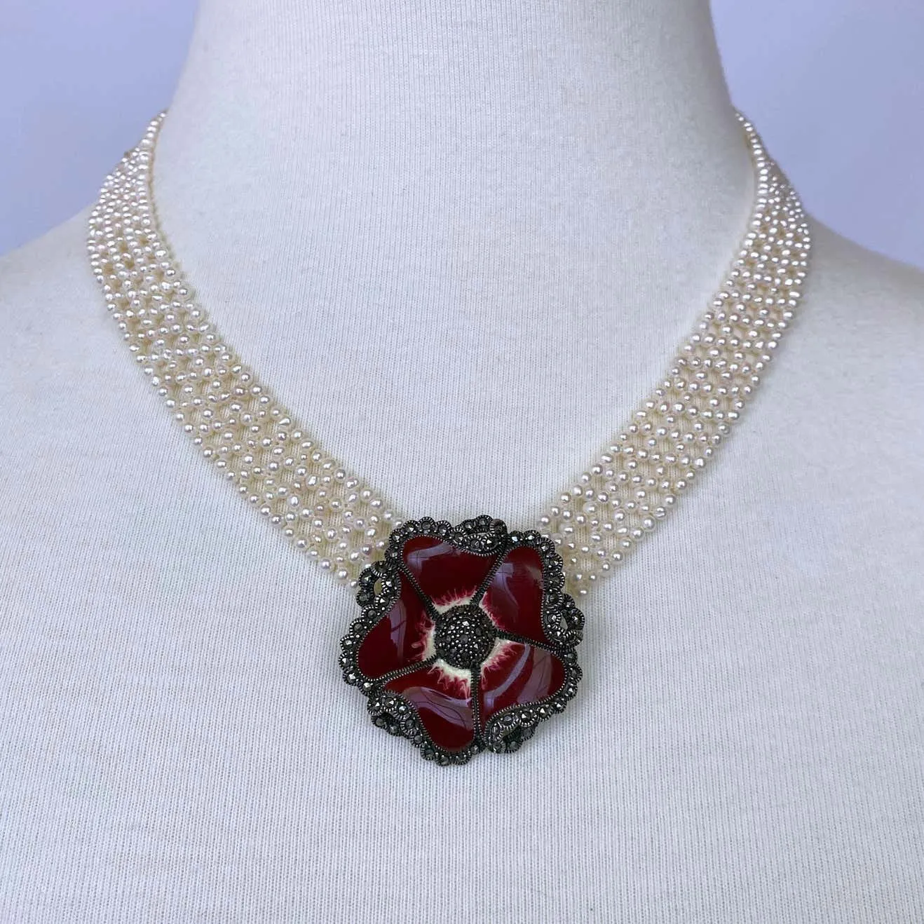 Woven 'V' Shaped Pearl Necklace with Vintage Brooch - Image 8